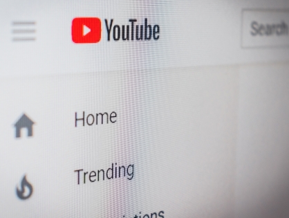 YouTube начал борьбу с конспирологией и дезинформацией