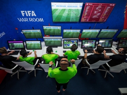 FIFA сможет заработать на рекламе во время просмотра арбитрами повторов